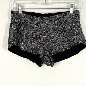 Lululemon Reversible Surf Short II 6 Freckle Flower Black White & Black